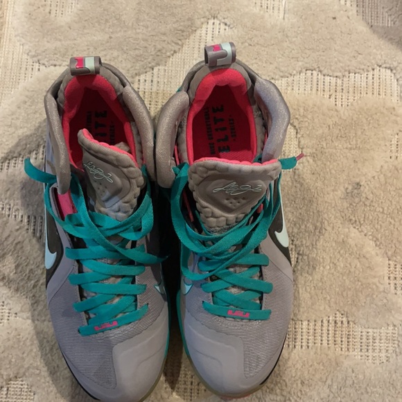 Nike LeBron 9 - Picture 2 of 6